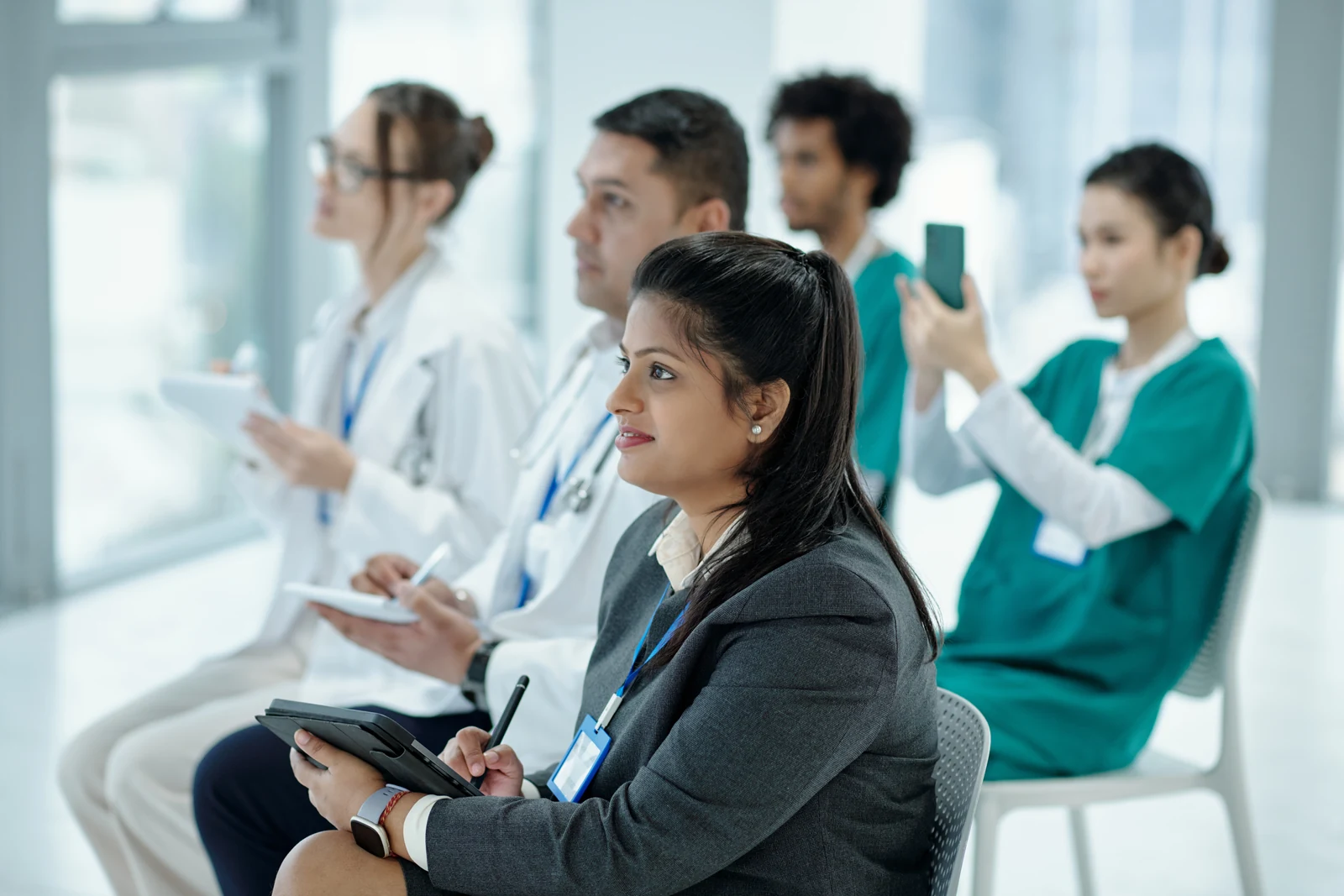 Professionisti sanitari a una sessione di formazione in aula