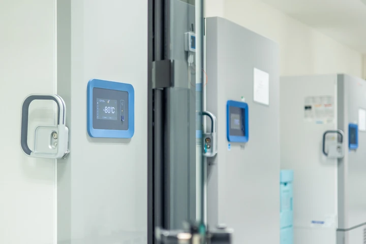 Corridoio di laboratorio con congelatori a -80 °C per la conservazione di campioni biologici